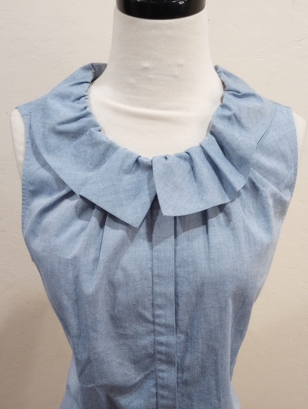 Lafayette 148 Blue Button Front Sleeveless Cotton Blouse Ruffled Collar, Size 8 - Picture 4 of 10